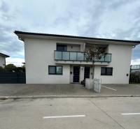 Praktický 3-izbový byt v súkromnej ulici v Šamoríne - Rodinný dom s balkónom na ulici Kráľovianky v Šamoríne ponúka 3-izbový byt.