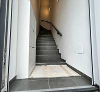 Praktický 3-izbový byt v súkromnej ulici v Šamoríne - Vstupný priestor s tmavou dlažbou a schodmi v 3-izbovom byte.