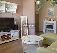 Predaj, dvojizbový byt Košice Západ - Terasa, Luník ... - Obývačka s televízorom, krbom a podlahou s dreveným dekorom v 2-izbovom byte.