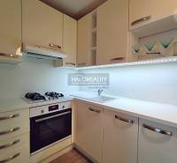 Predaj, dvojizbový byt Košice Západ - Terasa, Luník ... - Kuchyňa v 2-izbovom byte s bielymi skrinkami, plynovým sporákom a úložným priestorom.