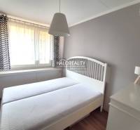 Predaj, dvojizbový byt Košice Západ - Terasa, Luník ... - Spálňa v 2-izbovom byte s bielym nábytkom a jemnými závesmi.