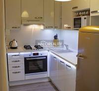 Predaj, dvojizbový byt Košice Západ - Terasa, Luník ... - Kuchyňa v 2-izbovom byte s bielymi skrinkami a podlahou s dreveným dekorom.