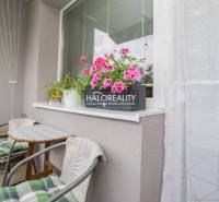 REZERVOVANÉ - Predaj, trojizbový byt Považská Bystri... - Balkón 3-izbového bytu s kvetmi a stolom, vhodný na relax.