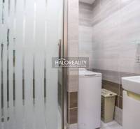 REZERVOVANÉ - Predaj, trojizbový byt Považská Bystri... - Kúpeľňa s práčkou a sprchovacím kútom v 3-izbovom byte, svetlé obklady, čistý dizajn.