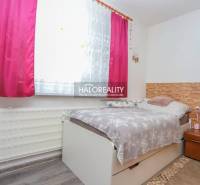 REZERVOVANÉ - Predaj, trojizbový byt Považská Bystri... - Izba v 3-izbovom byte s posteľou, kvetinovým závesom a podlahou s dreveným dekorom.