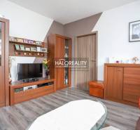 REZERVOVANÉ - Predaj, trojizbový byt Považská Bystri... - Obývacia izba v 3-izbovom byte s podlahou s dreveným dekorom, dreveným nábytkom a televízorom.