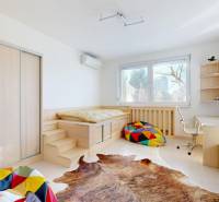 Veľkorysý 5-izbový byt v obľúbenej lokalite - Staré Grunty - Izba v 5 a viac izbovom byte s posteľou, farebnými vankúšmi a pracovným stolom.