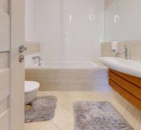 Veľkorysý 5-izbový byt v obľúbenej lokalite - Staré Grunty - Kúpeľňa v 5 a viac izbovom byte s vaňou, umývadlom a dlažbou.