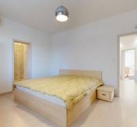 Veľkorysý 5-izbový byt v obľúbenej lokalite - Staré Grunty - Spálňa s manželskou posteľou a vstavanou skriňou v 5 a viac izbovom byte.