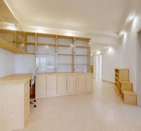 Veľkorysý 5-izbový byt v obľúbenej lokalite - Staré Grunty - Interiérové riešenie 5 a viac izbového bytu s podlahou s dreveným dekorom a kancelárskym stolom.