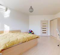 Veľkorysý 5-izbový byt v obľúbenej lokalite - Staré Grunty - Svetlá spálňa v 5 a viac izbovom byte s posteľou, písacím stolom a skriňou.