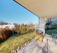 Veľkorysý 5-izbový byt v obľúbenej lokalite - Staré Grunty - Terasa v 5 a viac izbovom byte so záhradou, výhľad na budovy v Starých Gruntoch.