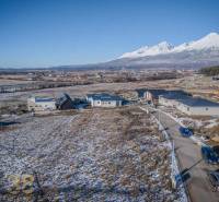 Stavebný pozemok v lokalite Medzi Vodami - Pozemky na bývanie v Mlynici s rozostavanými domami a zasneženou krajinou.