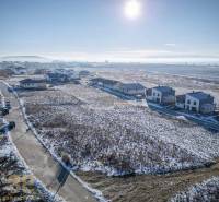 Stavebný pozemok v lokalite Medzi Vodami - Zasnežené pozemky - bývanie v Mlynici s výhľadom na okolité hory.