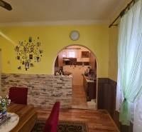 Na predaj priestranný rodinný dom Hurbanovo ! - Jedáleň v rodinnom dome s oblúkovým priechodom a podlahou s dreveným dekorom.