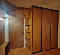 Trojizbový byt s balkónom Lúčna - Vstupná hala s podlahou s dreveným dekorom, priestrannými skriňami a vešiakmi v 3-izbovom byte.