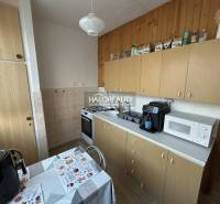 Predaj, dvojizbový byt Spišská Nová Ves, Tarča - ZNÍ... - Kuchyňa v 2-izbovom byte s dreveným dekorom, vrátane spotrebičov a jedálenského stola.