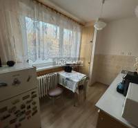 Predaj, dvojizbový byt Spišská Nová Ves, Tarča - ZNÍ... - Kuchyňa v 2-izbovom byte s podlahou s dreveným dekorom a tradičným vybavením.