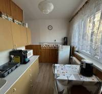 Predaj, dvojizbový byt Spišská Nová Ves, Tarča - ZNÍ... - Kuchyňa v 2-izbovom byte so spotrebičmi a dlhými záclonami cez okno.