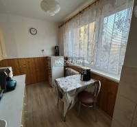 Predaj, dvojizbový byt Spišská Nová Ves, Tarča - ZNÍ... - Kuchyňa s dreveným dekorom v 2-izbovom byte. Jemné záclony, jedálenský stôl, kávovar.