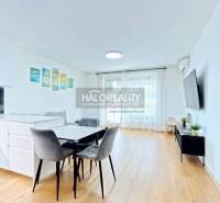 Predaj, dvojizbový byt Bratislava Ružinov, Trnavská ... - Interiér 2-izbového bytu s kuchynským kútom, jedálňou a podlahou s dreveným dekorom.