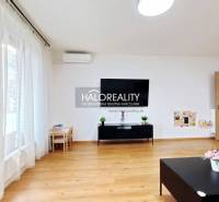 Predaj, dvojizbový byt Bratislava Ružinov, Trnavská ... - Obývacia izba v 2-izbovom byte s podlahou s dreveným dekorom, veľkým oknom a jedálenským stolom.