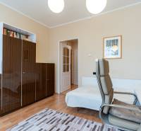 4-izbový byt, Štúrovo nábrežie Spišská Nová Ves - Pracovňa v 4-izbovom byte s podlahou s dreveným dekorom a svetlým nábytkom.