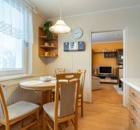 4-izbový byt, Štúrovo nábrežie Spišská Nová Ves - Jedálenský kút v 4-izbovom byte s podlahou s dreveným dekorom, prepojený s obývačkou.