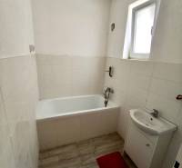 Rodinný dom - Lúčnica nad Žitavou  - Kúpeľňa v rodinnom dome s vaňou, umývadlom a podlahou s dreveným dekorom.