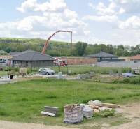 ***NOVÁ CENA***Stavebný pozemok 591m2 v novej lokalite, Modrovka - Pozemky - bývanie v Modrovke; vidieť rozostavané domy a stavebný materiál.