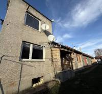 Predaj, rodinný dom Chynorany - EXKLUZÍVNE HALO REALITY - Rodinný dom v Chynoranoch so satelitmi a záhradou, vedľa ďalšie domy.