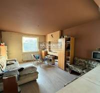 Predaj, rodinný dom Chynorany - EXKLUZÍVNE HALO REALITY - Obývacia izba s pohovkou, nábytkom a kuchynským kútom v rodinnom dome.