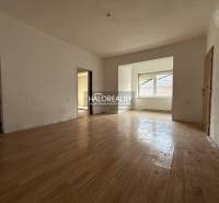 Predaj, rodinný dom Chynorany - EXKLUZÍVNE HALO REALITY - Interiér rodinného domu s podlahou s dreveným dekorom a veľkým oknom.