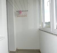 PREDAJ- 3-iz. byt, Homolova - Dúbravka, 67 m2, 11./12. posch., lodžia - Zasklený balkón v 3-izbovom byte s výhľadom na mestskú časť.