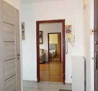 PREDAJ- 3-iz. byt, Homolova - Dúbravka, 67 m2, 11./12. posch., lodžia - Chodba v 3-izbovom byte s podlahou s dreveným dekorom a interkomom.