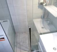 PREDAJ- 3-iz. byt, Homolova - Dúbravka, 67 m2, 11./12. posch., lodžia - Kúpeľňa so sprchovacím kútom a práčkou v 3-izbovom byte.