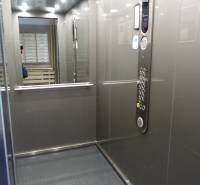 PREDAJ- 3-iz. byt, Homolova - Dúbravka, 67 m2, 11./12. posch., lodžia - Interiér výťahu s ovládacím panelom a zrkadlom v 3-izbovom byte.