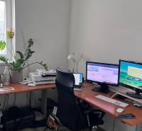 Na predaj moderný 4-izbový byt s veľkou terasou a súkromnou záhradou - Domáca kancelária s počítačom a podlahou s dreveným dekorom v 4-izbovom byte.