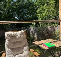 Na predaj moderný 4-izbový byt s veľkou terasou a súkromnou záhradou - Relax na terase domu v Bratislave - Vrakuni s ležadlom a stolíkom pod modrou oblohou.