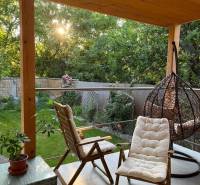 Na predaj moderný 4-izbový byt s veľkou terasou a súkromnou záhradou - Terasa so záhradným nábytkom a zeleňou v 4-izbovom byte v Bratislava - Vrakuňa.