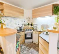 Predaj, rodinný dom Komárno, štvorizbový, čiastočná ... - Kuchyňa v rodinnom dome s rohovou linkou a dreveným dekorom, dekoratívnymi rastlinami na poličkách.