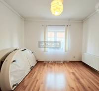 Predaj, rodinný dom Komárno, štvorizbový, čiastočná ... - Izba s podlahou s dreveným dekorom v rodinnom dome, svetlá výzdoba a veľké okno.