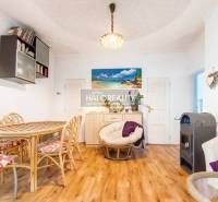 Predaj, rodinný dom Komárno, štvorizbový, čiastočná ... - Ratanový nábytok a podlaha s dreveným dekorom v rodinnom dome, doplnené dekoráciami.