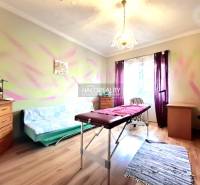 Predaj, rodinný dom Komárno, štvorizbový, čiastočná ... - Izba v rodinnom dome s masážnym stolom a podlahou s dreveným dekorom.