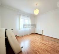 Predaj, rodinný dom Komárno, štvorizbový, čiastočná ... - Priestranná izba s podlahou s dreveným dekorom a svetlým vybavením v rodinnom dome.