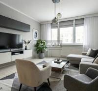 Predaj, trojizbový byt Považská Bystrica, Rozkvet - ... - Obývačka v 3-izbovom byte s veľkou pohovkou, TV, koberec, podlaha s dreveným dekorom.