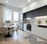 Predaj, trojizbový byt Považská Bystrica, Rozkvet - ... - Jedálenský kút s okrúhlym stolom a kuchyňa s linkou v 3-izbovom byte.