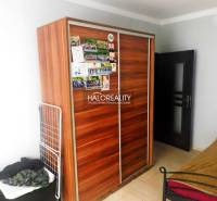 Predaj, dvojizbový byt Topoľčany, Centrum - Kuchyňa s dreveným dekorom a kameňovým obkladom v 2-izbovom byte.