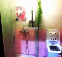 Predaj, dvojizbový byt Topoľčany, Centrum - Kúpeľňa v 2-izbovom byte so sprchovým kútom a práčkou, farebne ladená do ružova.