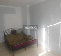 Predaj, dvojizbový byt Topoľčany, Centrum - Spálňa s kovovou posteľou a bielymi stenami v 2-izbovom byte.